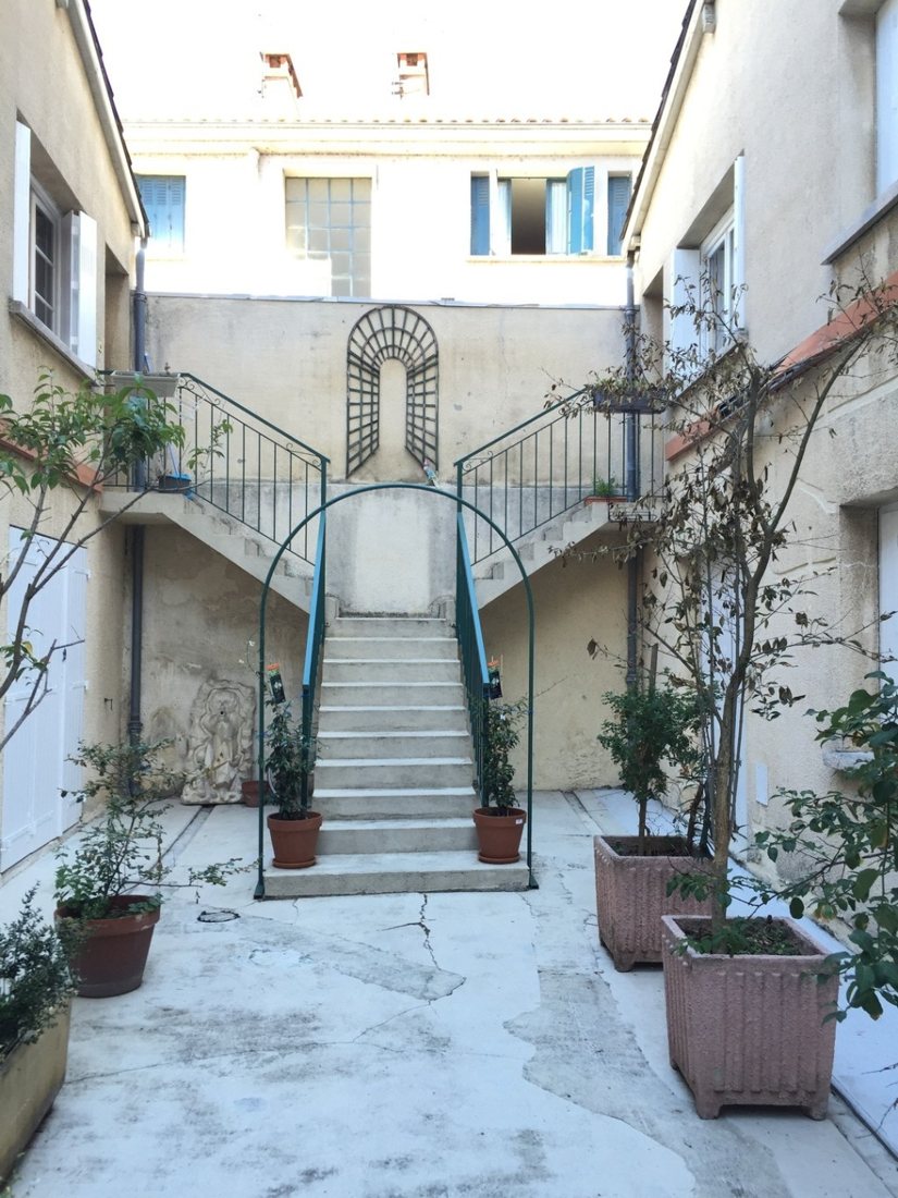La cour de l'immeuble du studio Grand Rond